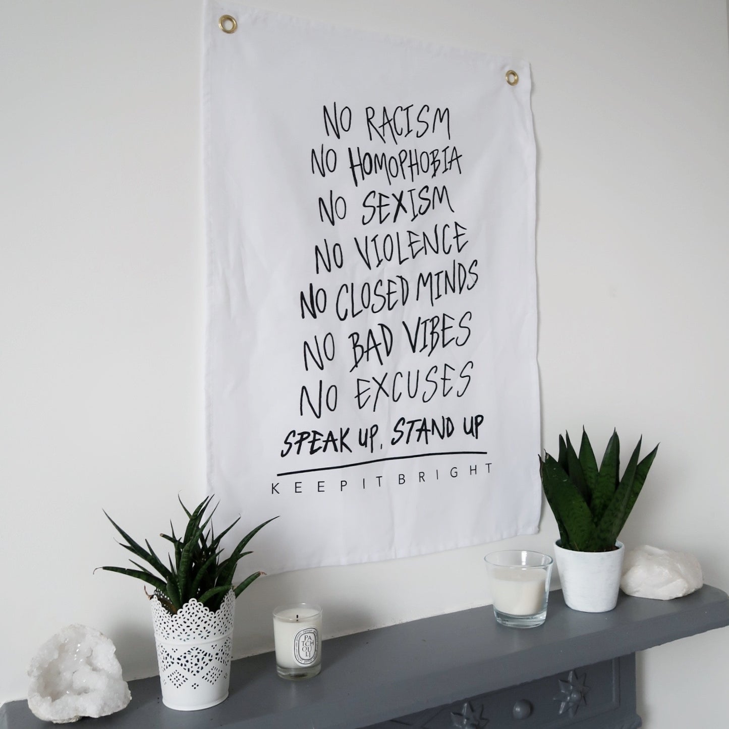 stand up wall hanging - white