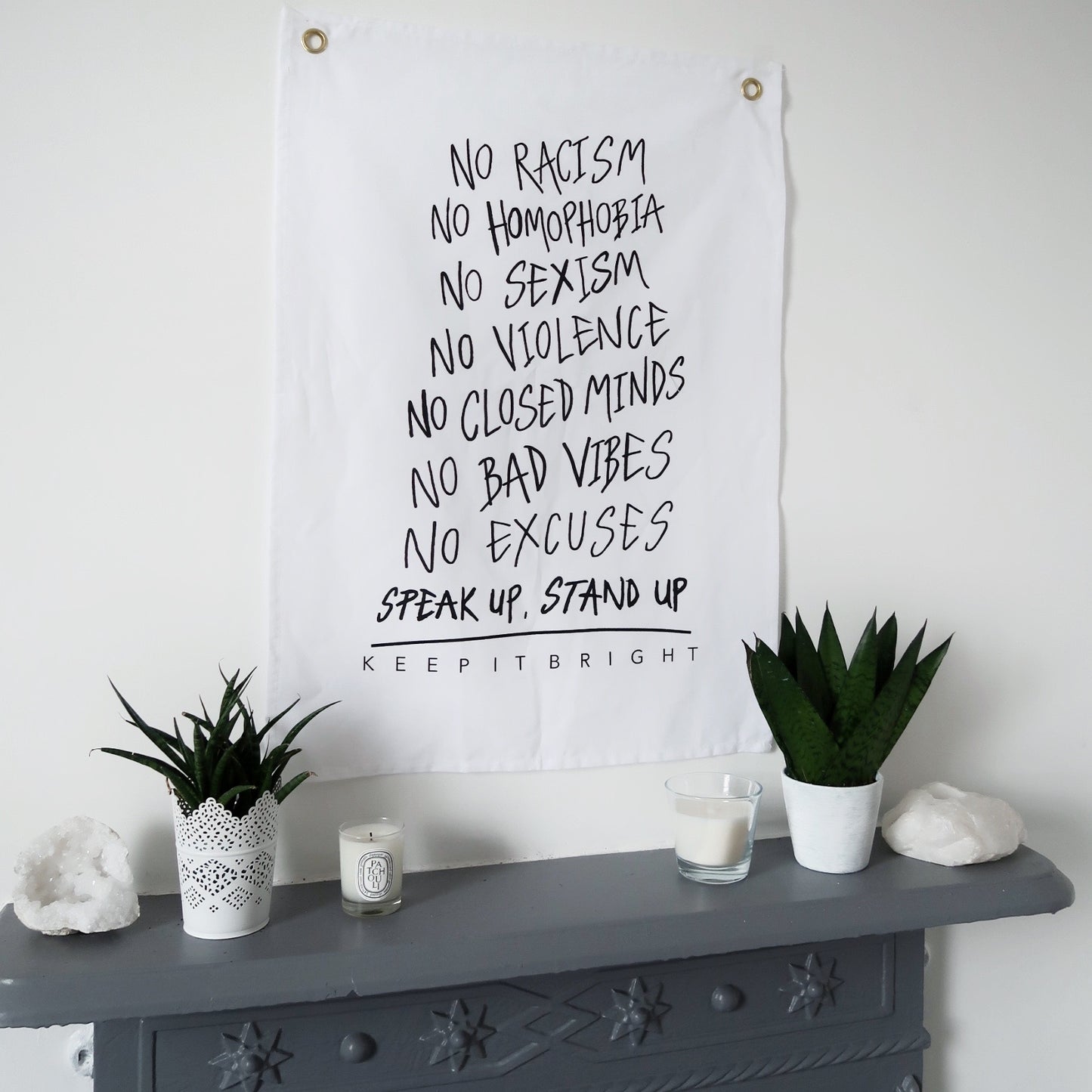 stand up wall hanging - white